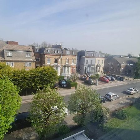 Bright & Lovely & Apartment Whetstone Buitenkant foto
