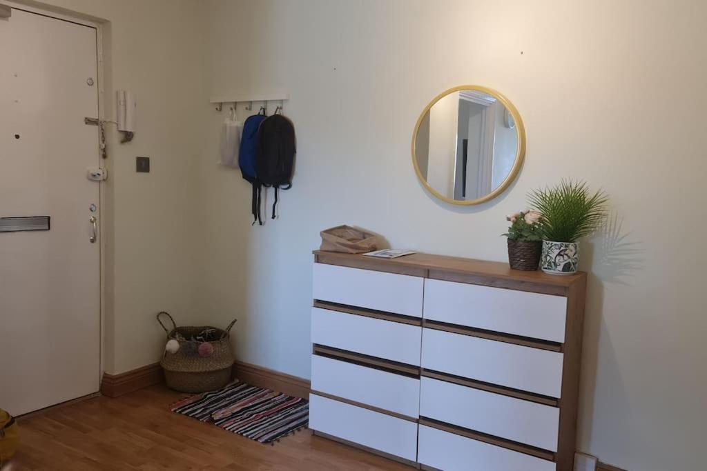Bright & Lovely & Apartment Whetstone Buitenkant foto
