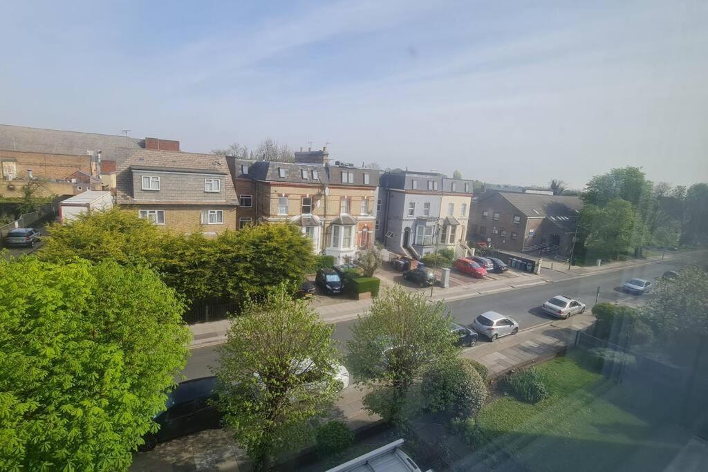 Bright & Lovely & Apartment Whetstone Buitenkant foto