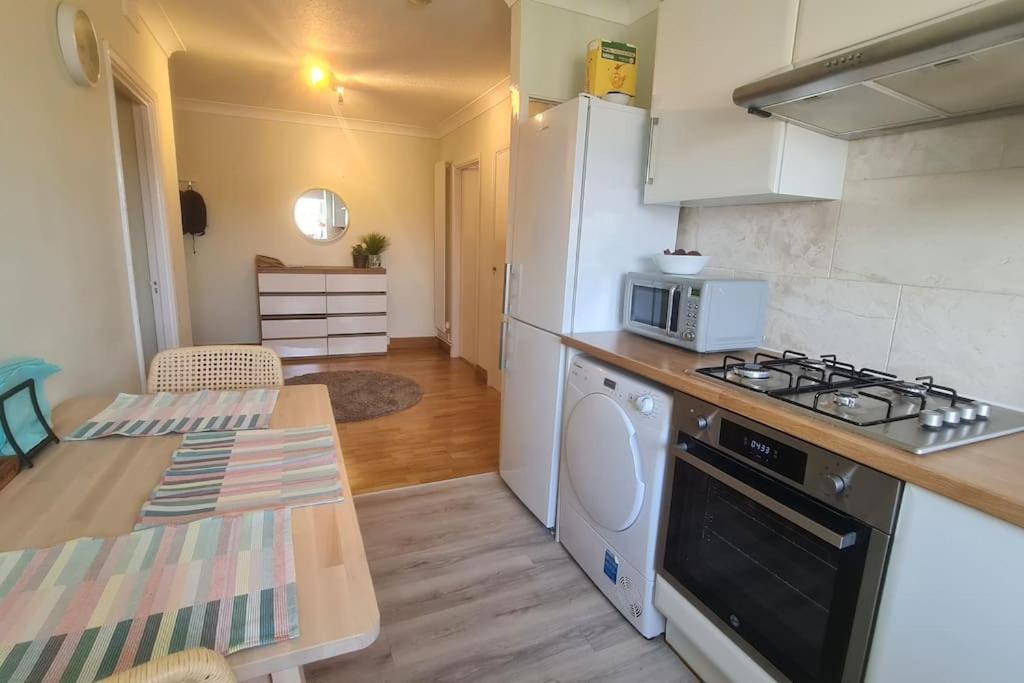 Bright & Lovely & Apartment Whetstone Buitenkant foto